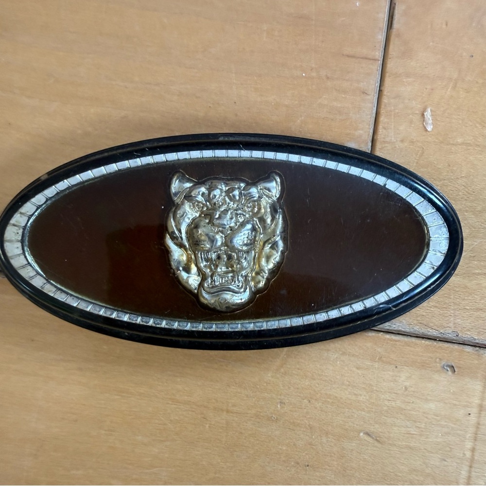 Jaguar growler badge